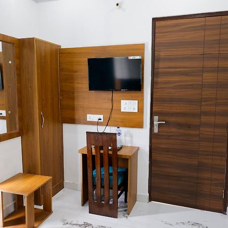 Hotel Parth Inn Rishīkesh Exteriör bild