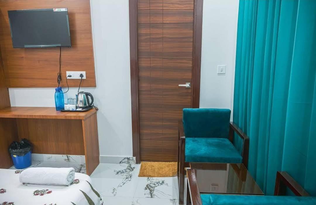 Hotel Parth Inn Rishīkesh Exteriör bild