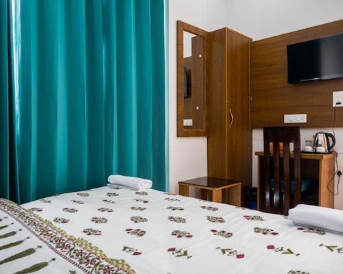 Hotel Parth Inn Rishīkesh Exteriör bild