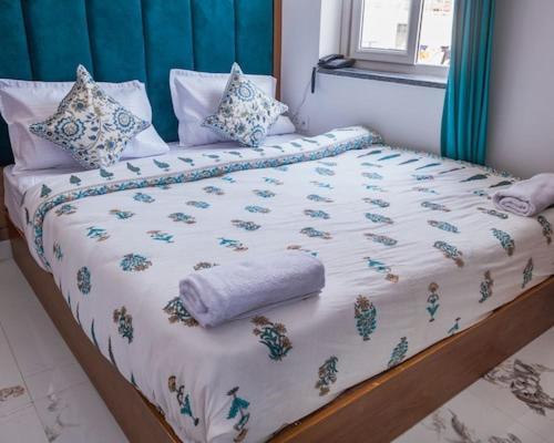 Hotel Parth Inn Rishīkesh Exteriör bild